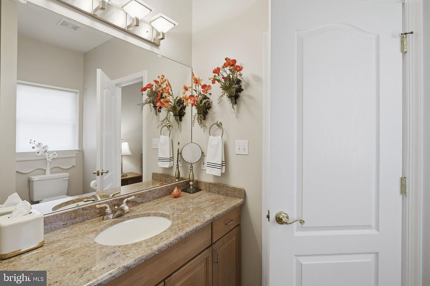 Full hall bath with granite-topped vanity