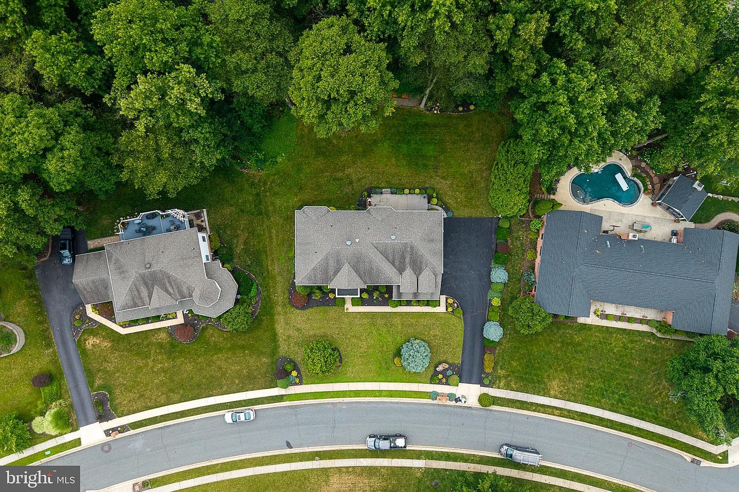 Aerial view of the home on its cul-de-sac lot